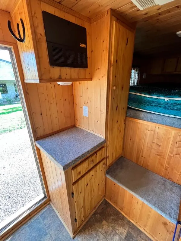 2004 Sundowner 3 Horse Weekender Horse Trailer