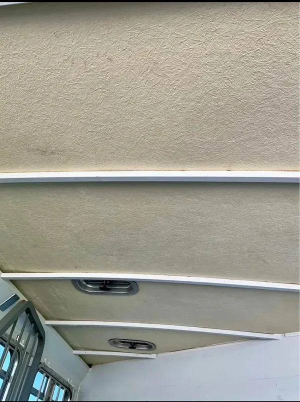 447791776_122148938918180202_4068717387245537839_n.webp 2007 Circle J 2 Horse Trailer Slant Load